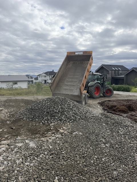 Fendt traktor tipper grus til opparbeiding av gårdsplass